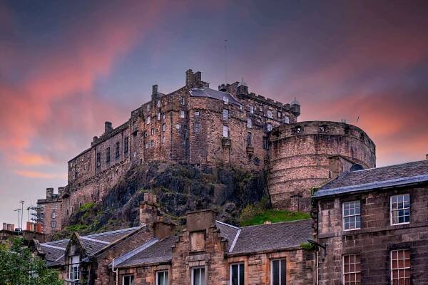 pohled na edinburský hrad z heriot place, edinburgh, skotsko, velká británie - edinburský hrad - stock snímky, obrázky a fotky