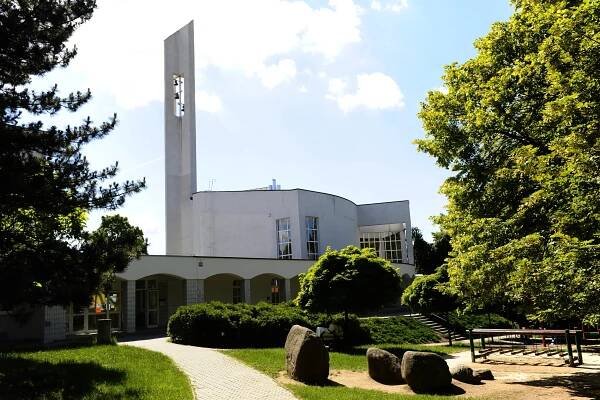 V Praze je zasvěcen nový kostel. Sakrální architektura ale vzniká hlavně na Moravě a ve Slezsku