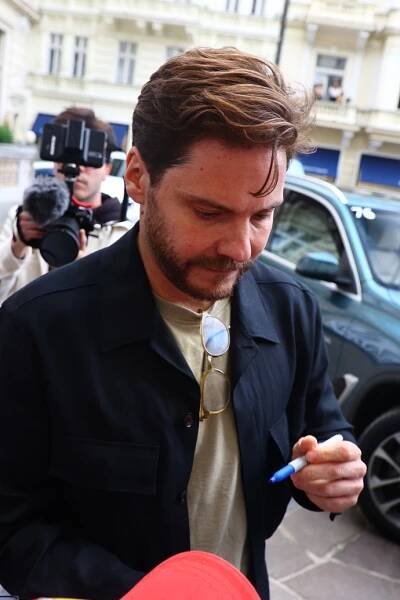 Daniel Brühl podepisoval vše, co mu přišlo pod ruku.