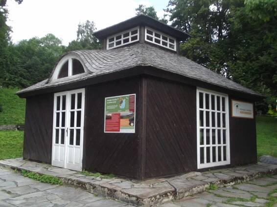 Altán a Geologická expozice