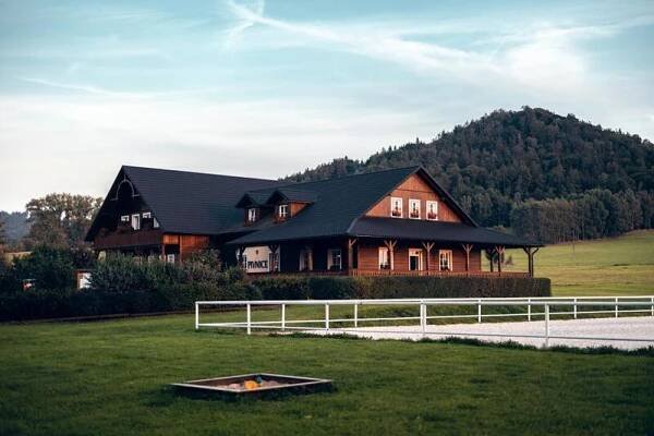 Nespecifikovaný výhled na hory nebo výhled na hory při pohledu z hotelu