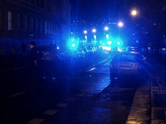 FOTO: Policie pokračuje v zásahu v budově Filozofické fakulty. – stránka 12