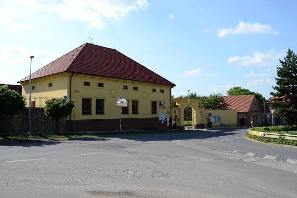 Soubor:Zbuzany, obecní úřad.JPG