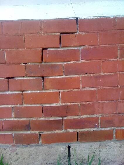 damaged-mortar-crumbling-chimney-and-bricks