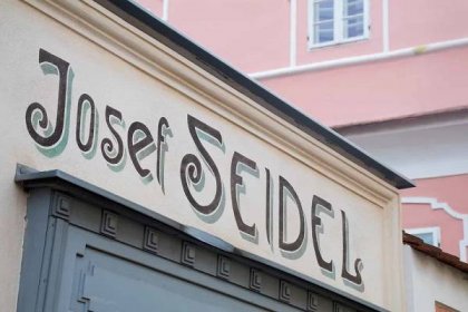 Image of the Josef Seidel sign outside the Fotoatelier Seidel