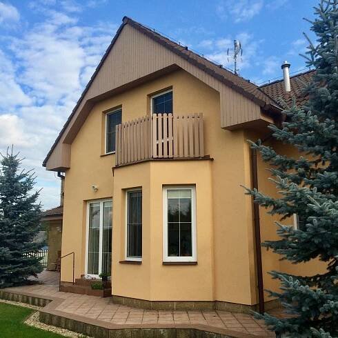Odstranění řas a plísní z rodinného domu, nátěr fasády - Plužná u Mladé Boleslavi | Vertikaly.cz - výškové práce