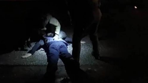 VIDEO: Lehni si na zem! Ozbrojeného muže v Hradci dopadla zásahová jednotka