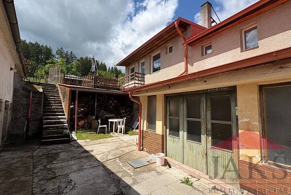 Volšovy u Sušice; rodinný dům (3+1 a 2+kk; cca 140 m2) se zahradou a stodolou s garáží