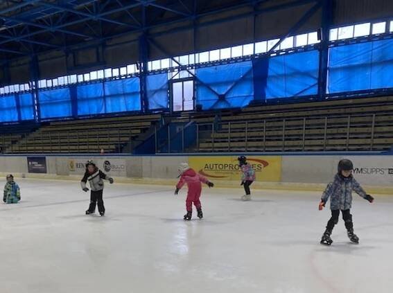 Bruslení prvňáčků na zimním stadionu ve Vimperku | Základní škola Profesora Josefa Brože Vlachovo Březí
