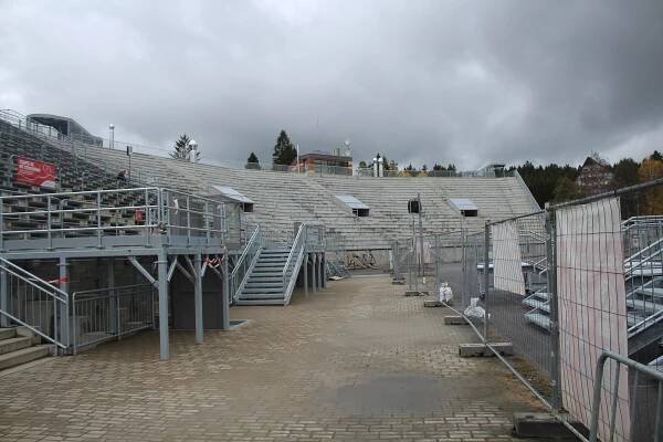 OBRAZEM: Necelých sto dní do šampionátu. Podívejte, jak roste Vysočina Arena