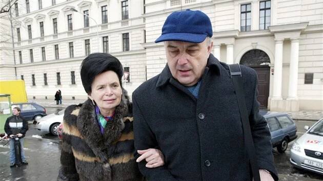 Bývalý ministr financí Ivo Svoboda a Barbora Snopková odchází od soudu po vynesení rozsudku v kauze Liberta. (březen 2004)