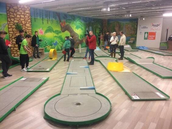 1766 školáků z Prahy 13 si zahrálo minigolf: Dostanou se do knihy rekordů