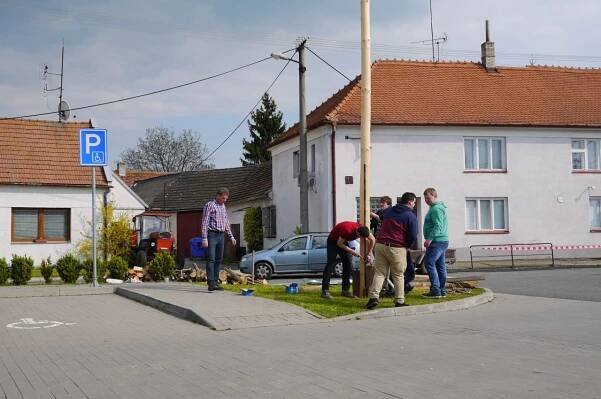 Fotogalerie - Stavění máje - Oficiální stránky obce Boršice