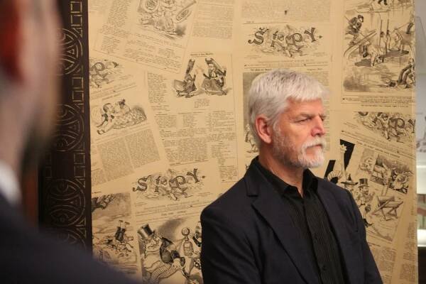 Prezident Pavel v Hodoníně. Muzeum mu věnovalo vzácnou medaili s Masarykem