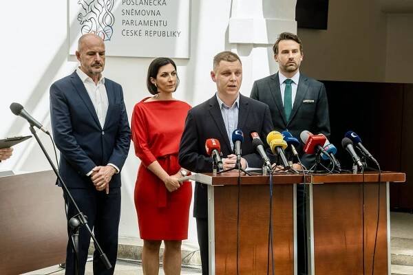 Poslanci navrhují změnu Ústavy ve prospěch zvířat | OBRAZ – Obránci zvířat