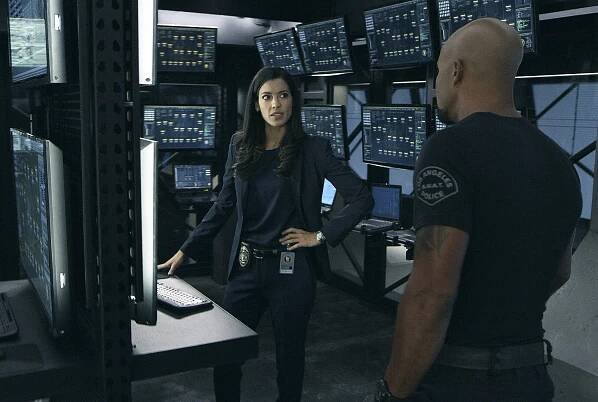 Zbrojnice - Nikdy víc - Z filmu - Stephanie Sigman