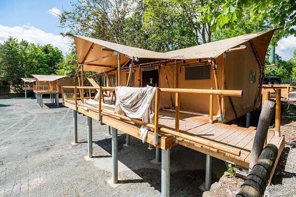 V Safari kempu ve Dvoře Králové nad Labem vznikají tři obrovské glampingové stany, které poskytnou ubytování pro osm osob.