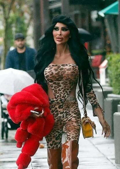 Silikonová Barbie Tara Jayne chrastí kostmi, ale melouny praskají ve švech! Lékaři mají strach
