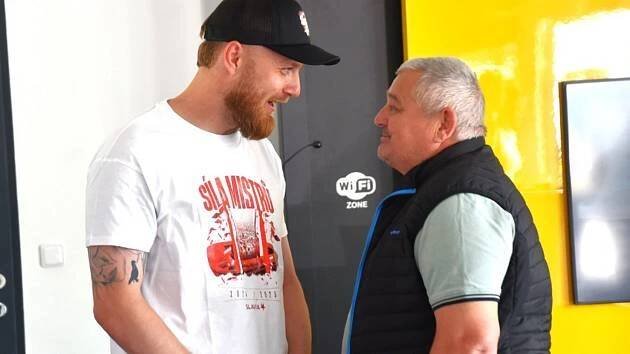 Jindřich Staněk s mistrovským pohárem. 250611