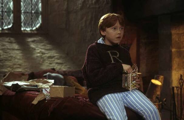 HP-F1-philosophers-stone-ron-weasley-jumper-christmas-common-room-eating-bertie-botts