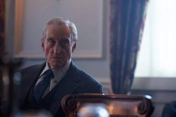 Koruna - Převrat - Z filmu - Charles Dance