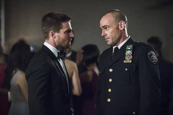 Arrow - Bratrstvo - Z filmu - Stephen Amell, Paul Blackthorne