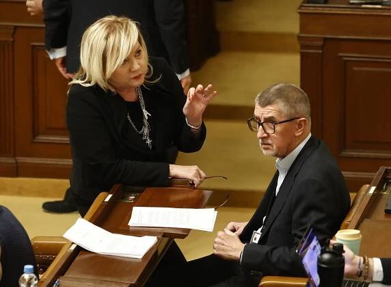 Schillerová má velké mrzení: Na zlatém podnose jí ho připravila Pekarová Adamová, která se nepřestává smát