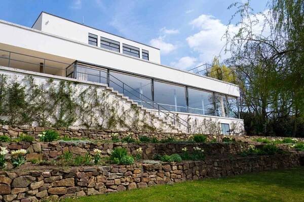 Vila Tugendhat, Tugendhatka. Dokonce i zájmem o architekturu nepolíbený jedinec tuhle památku ve spojení s Brnem nepochybně zná. Turistům je sice vila v brněnských Černých Polích přístupná, ovšem bez rezervace termínu aspoň tři měsíce dopředu se dovnitř nedostanete, je beznadějně vyprodáno.