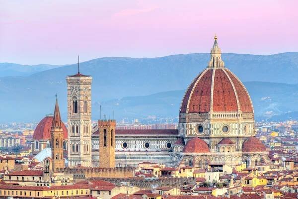 Die ikonische Kathedrale von Florenz, die das reiche kulturelle Erbe und die architektonische Schönheit der Stadt repräsentiert.