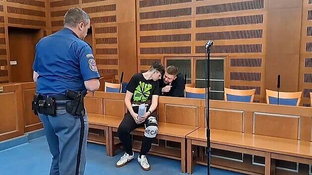 Jakub Tůma u Krajského soudu v Hradci Králové - iDNES.tv