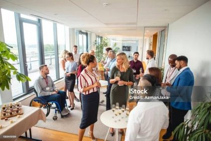 rozmanití podnikatelé na new business launch party - office parties - stock snímky, obrázky a fotky
