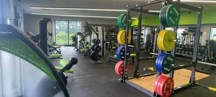 Na každém kroku v SP resort je cítit, že za vším stojí cyklista Peter Sagan. Jeho logo je téměř všude – u vstupu, v sauně, na posilovacích strojích ve fitness centru i u bazénu nalezneme jeho “brand”.