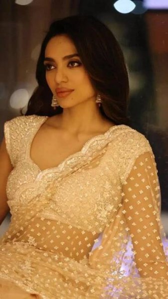Sobhita Dhulipala Redefines Grace with Her Enchanting Saree Ensemble