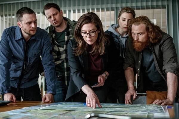 Martin Wallström, Måns Nathanaelson, Jennie Silfverhjelm, Anna Asp, Kristofer Hivju - Stíny nad Stockholmem - Ett nytt liv - Z filmu