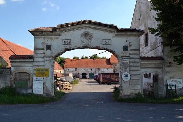 Soubor:Jinočany, Mirešice, dvůr čp. 151, brána.JPG