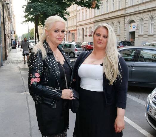 Mnohem lepší vztah má Monika se svou mladší dcerou Charlotte.