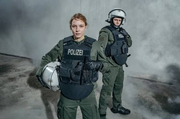Abgedreht: "Die Nichte des Polizisten" (AT) / Polizei-Thriller für SWR und NDR mit Magdalena Laubisch, Max von der Groeben und Thorsten Merten in der Regie von Dustin Loose