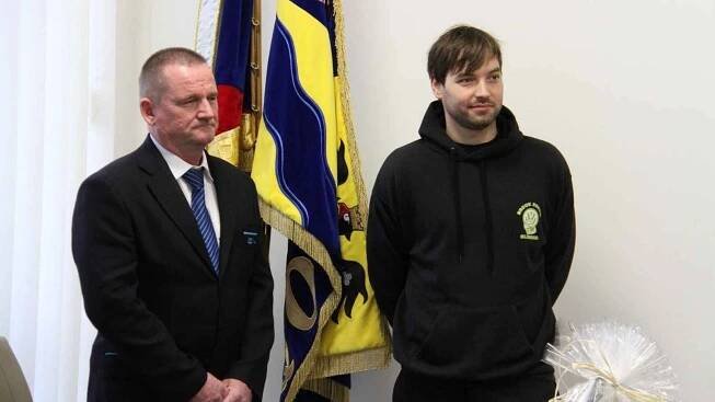 Vlakvedoucí Roman Juřena (vlevo) a pracovník autoservisu Lukáš Dudík (vpravo), kteří zachránili cestující z hořícího vlaku po srážce na přejezdu v Olomouci