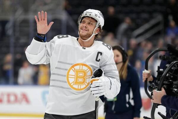 Pastrňák si Utkání hvězd NHL zahraje v týmu s Hertlem i McDavidem