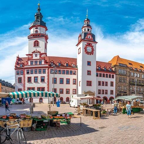 Panoramablick auf das Alte Rathaus und einen Straßenmarkt in der historischen Innenstadt von Chemnitz.