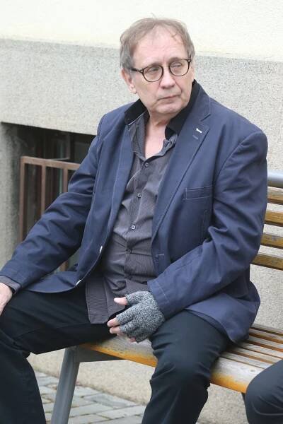 Pohřeb baviče Mladého (†63): Zdrcený Náhlovský a vrtulník na parkovišti
