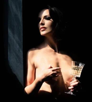 Attraktive und friedliche schöne junge Frau mit schlankem sexy Körper mit Glas Wein. — Stockbild