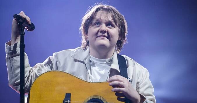 O2 arenu by ‚uřval‘ klidně i bez mikrofonu. V Praze vystoupil skotský zpěvák Lewis Capaldi