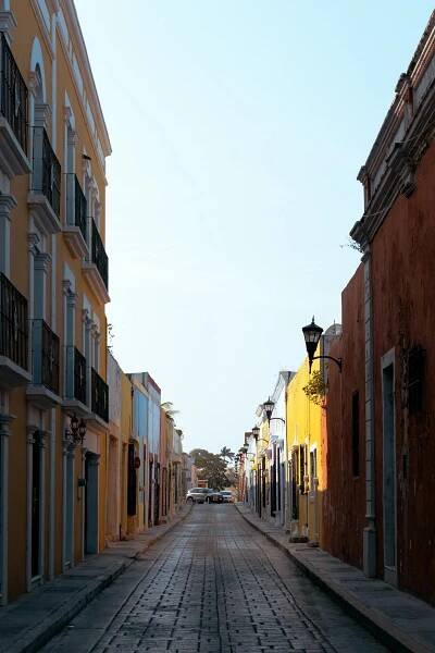 bezplatná Živý pohled na barevnou koloniální ulici v San Francisco de Campeche s historickou architekturou. Základová fotografie