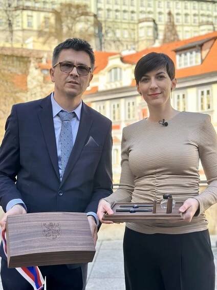 Pavlova inaugurace: Pekarová řekla Blesku o speciálním peru. Tasila černou krásku s trikolorou