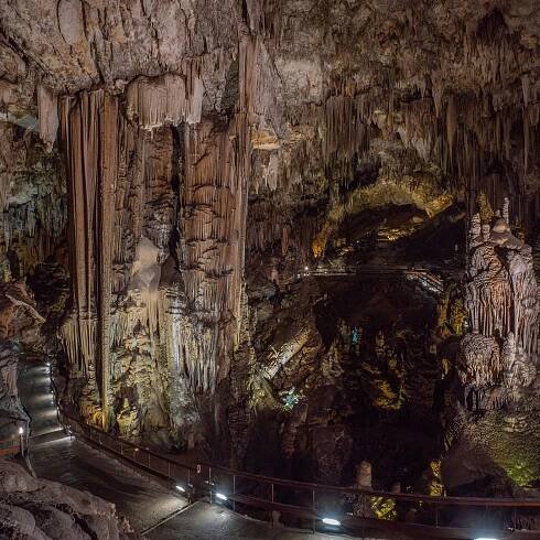 Nerja: Vstupenka do jeskyní Nerja s audioprůvodcem | GetYourGuide