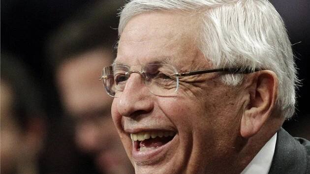 TO JE RADOSTI. David Stern, komisionář NBA, v publiku zápasu Brooklyn - New York. Tentokrát hlavně v roli fanouška Knicks.