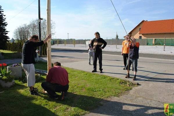 2016-04-30 Stavění májky - Obec Hněvčeves