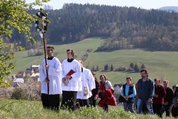 Průvod do polí Vidče 21. 4. 2019 - Farnost Zubří