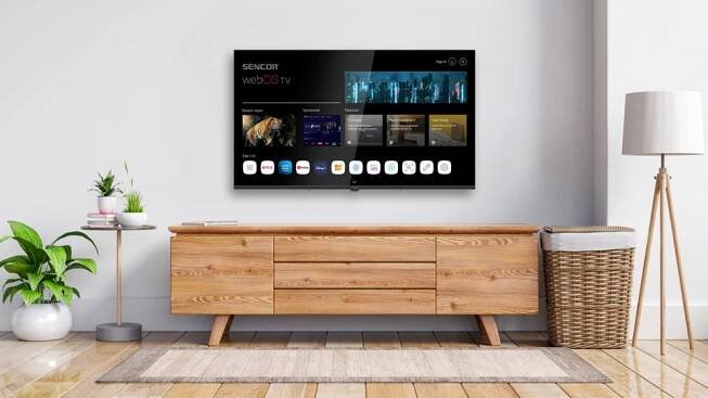 SMART Televizor Sencor SLE 43FS802TCSB v obýváku na stěně_02